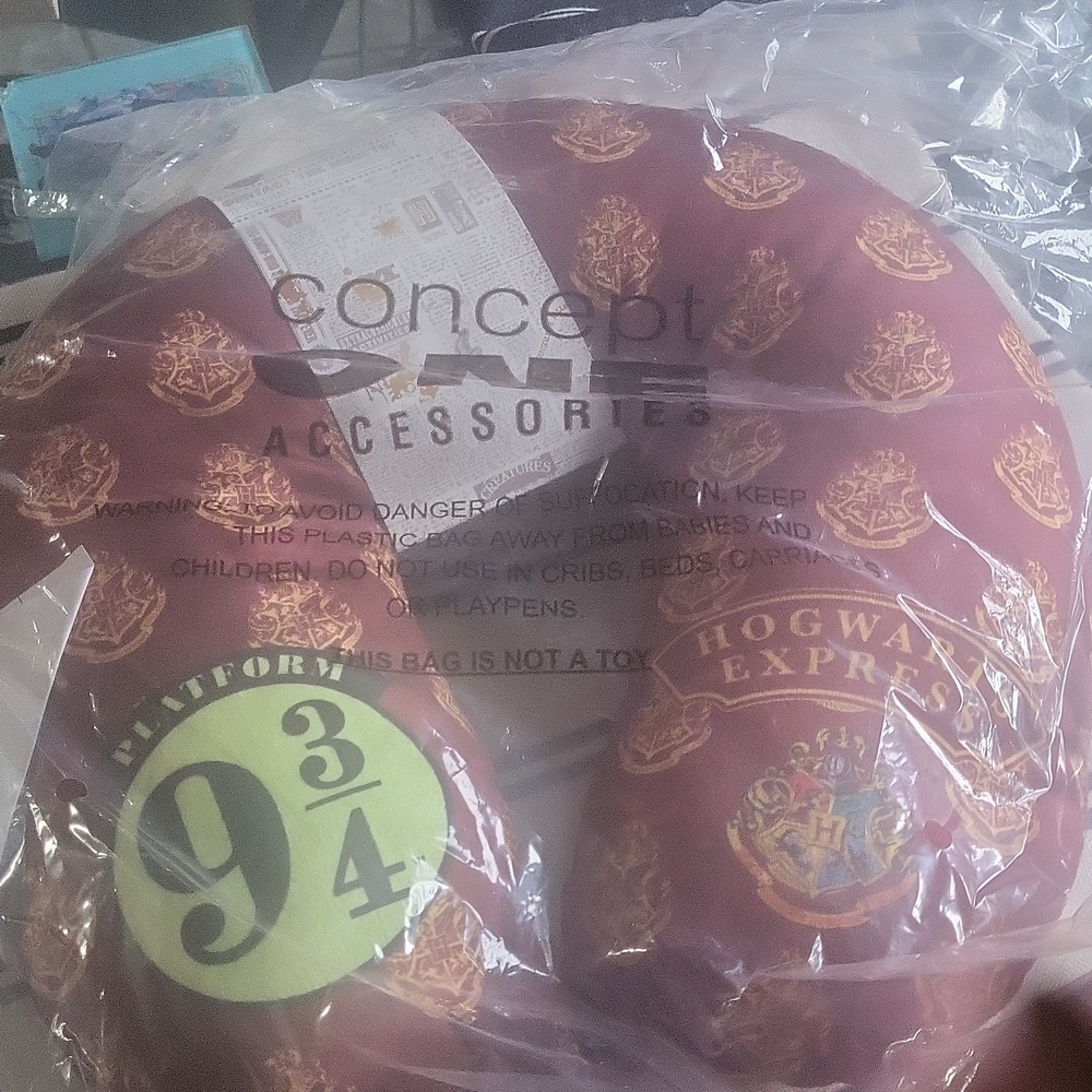 Harry Potter Sealed Not Opening Travel Pillow Adorable Comfy Love Hp - Picture 2 of 7